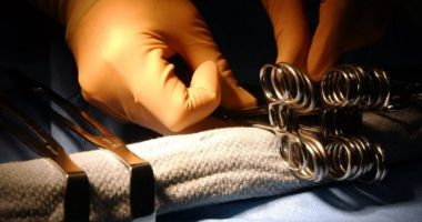 Stire din Actualitate : Un medic din Timişoara a uitat o spatulă în abdomenul unei paciente. Obiectul a fost descoperit după patru ani