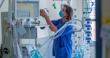 Stire din Social : Pro sau contra carantinării. „Covidul circulă cât găsește populație neinfectată”