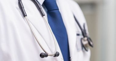 Stire din Eveniment : Doi medici, soț și soție, condamnați pentru luare de mită. Au primit bani, băuturi alcoolice și alimente