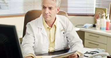 Stire din Sănătate : Medicii de familie: "Nu vom distribui cardurile de sănătate!"