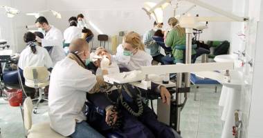 Stire din Cultură-Educație : 10 candidați pe loc la Medicină dentară
