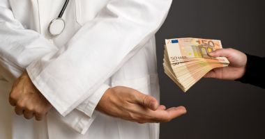 Stire din Social : Şeful Secţiei de Chirurgie Cardiovasculară a IBCV Timişoara, reţinut pentru luare de mită