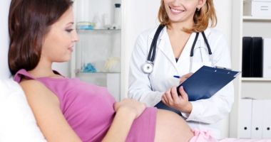 Stire din Sănătate : Tot ce trebuie să știi despre alegerea medicului potrivit în sarcină