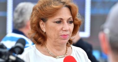Stire din Sport : Fosta atletă Doina Melinte a primit Colanul de Aur din partea COSR