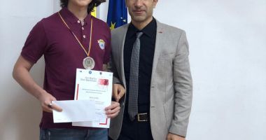 Edis Memiș, de la Liceul Internațional de Informatică din Constanța, medaliat cu argint la un nou concurs de matematică - 2