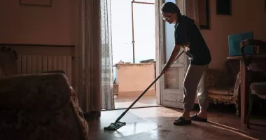 Și-a filmat menajera și a rămas fără cuvinte. Femeia este acuzată că a furat zeci de mii de lei