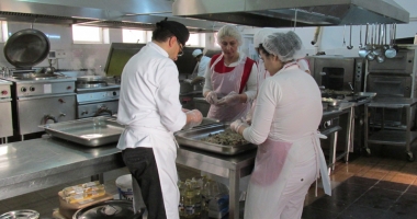 Stire din Social : Fripturi, salate și fructe. Răsfăț culinar pentru constănțenii internați în spital