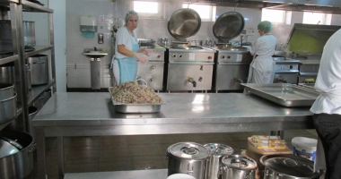 Fripturi, salate și fructe. Răsfăț culinar pentru constănțenii internați în spital - 2