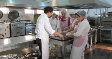 Fripturi, salate și fructe. Răsfăț culinar pentru constănțenii internați în spital - 3