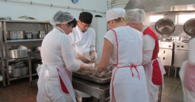 Fripturi, salate și fructe. Răsfăț culinar pentru constănțenii internați în spital - 4