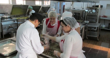 Fripturi, salate și fructe. Răsfăț culinar pentru constănțenii internați în spital - 5