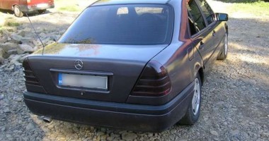 Stire din Eveniment : Mercedes cu acte false, oprit la graniță