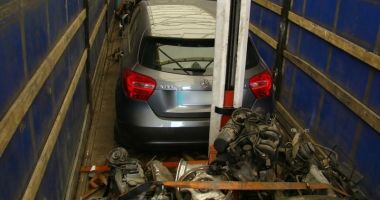 Mercedes furat din Franța,  găsit ascuns  într-un camion - 2