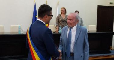 Stire din Cultură-Educație : Plachetă și un buchet de flori pentru Alexandru Mereuță, cetățean de onoare