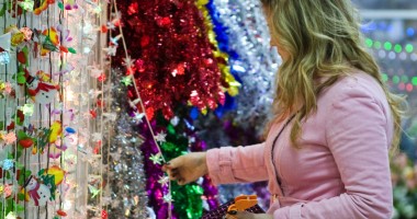 Stire din Economie : A venit Crăciunul! Deocamdată în magazine