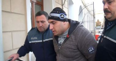 Stire din Eveniment : Mesajul sfidător al unui interlop fugar, care a atacat cu sabia un polițist: „Voi sta în munți ca haiducii”