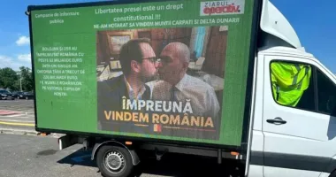 Stire din Eveniment : Mesaje anti-Bolojan difuzate pe un panou mobil LED amplasat în zona centrală a Capitalei