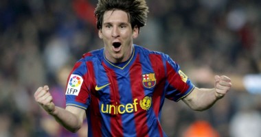 Stire din Sport : Messi își prelungește contractul cu Barcelona până în 2018