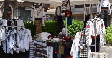 Meșteșugul țesutului,  adus la Constanța. Cum  se obțin firele de borangic  din viermii de mătase - 2