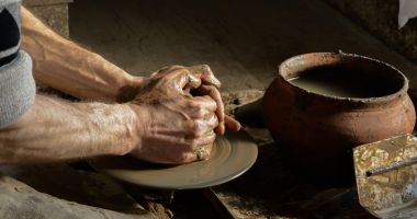 Demonstraţii ale meșterilor olari, în faţa Muzeului de Artă Populară - 2