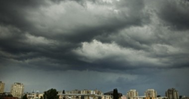 Informare meteo de averse, descărcări electrice și vânt puternic în toată țara