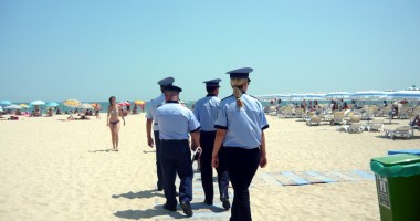 Stire din Eveniment : Metoda "porumbul fiert", folosită de hoți pe plajă