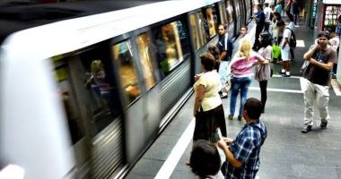 Stire din Actualitate : Tragedie la metrou! Un român de 22 de ani s-a aruncat în gol pe șine. Ar fi lăsat un mesaj de adio