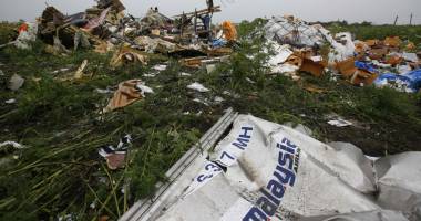 Stire din Actualitate : Zborul MH17: Anchetatorii au găsit fragmente ale unei rachete Buk la locul prăbușirii avionului malaysian