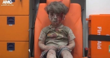 Stire din Actualitate : Îl mai țineți minte pe băiețelul care a devenit simbolul războiului din Siria? Noi fotografii cu el au apărut pe Internet