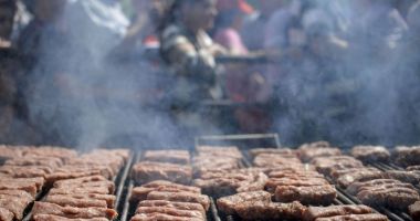 Stire din Social : Războiul micilor în România. Unde se mănâncă cei mai buni mititei la noi în țară