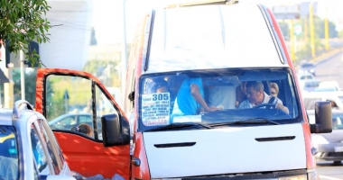 Stire din Eveniment : VIDEO / Până unde merge tupeul firmelor  maxi-taxi? Pasager bruscat de șoferul unui microbuz, în timpul cursei