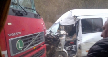 Accident rutier grav. Un TIR s-a ciocnit cu un microbuz: 20 de răniți. Cod roșu de intervenție