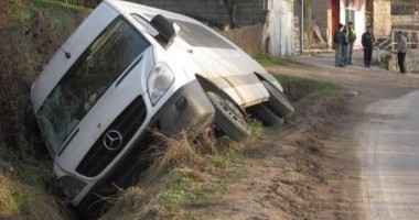 Stire din Eveniment : Accident rutier / Trei deținuți din microbuz au fost răniți