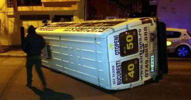 Microbuz răsturnat. Șoferul, transportat la Spitalul Județean - 5