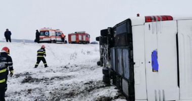 Microbuz cu 17 persoane, răsturnat de vânt! A fost activat Planul Roşu de Intervenţie