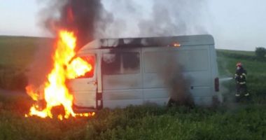 Stire din Eveniment : După ce a băut bine, un tânăr de 24 de ani a dat foc unui microbuz fără motiv