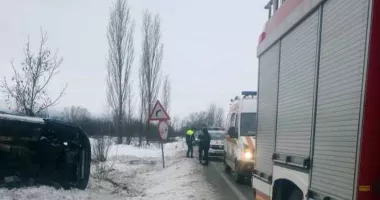 Stire din Eveniment : Un microbuz cu pasageri s-a răsturnat pe marginea drumului. Opt persoane se aflau în vehicul