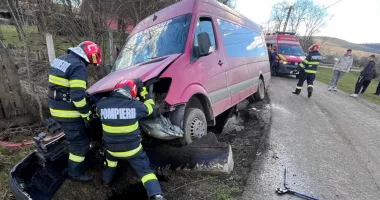 Stire din Eveniment : Microbuz răsturnat într-un șanț: 11 persoane transportate la UPU