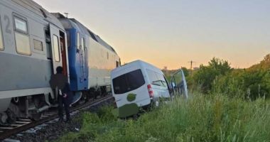 Stire din Eveniment : Un microbuz plin cu pasageri a fost lovit de un tren