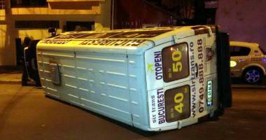 Stire din Eveniment : Microbuz răsturnat. Șoferul, transportat la Spitalul Județean