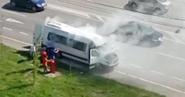 Stire din Eveniment : Un microbuz plin de pasageri a luat foc la Constanța