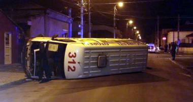 Microbuz răsturnat. Șoferul, transportat la Spitalul Județean - 4
