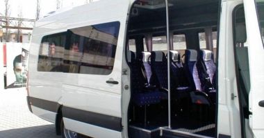Fetița care a căzut în cap din microbuzul supraaglomerat a murit!