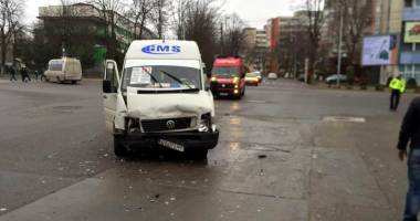 Maxi-taxi, spulberat de un bolid de lux, în Constanța. Șoferul a trecut pe roșu
