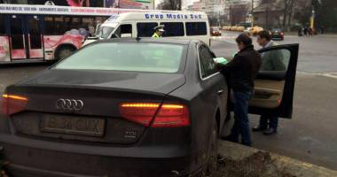 Maxi-taxi, spulberat de un bolid de lux, în Constanța. Șoferul a trecut pe roșu - 2