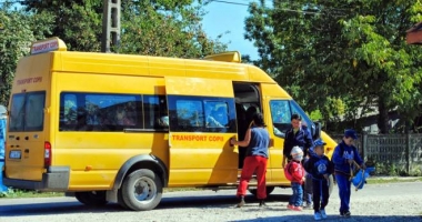 Guvernul a adoptat tarifele percepute în transportul școlar