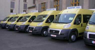 Stire din Politică-Administrație : Patru școli din județ vor primi astăzi câte un microbuz
