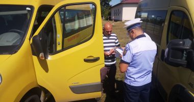 Stire din Eveniment : Microbuze școlare fără ITP și RCA valabile, depistate de polițiști