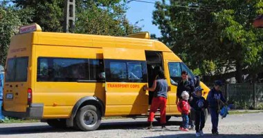 Stire din Cultură-Educație : Microbuze școlare noi,  pentru 100 de comune din întreaga țară