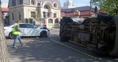 La un pas de tragedie în Constanța. Maxi taxi cu pasageri, răsturnat - 2